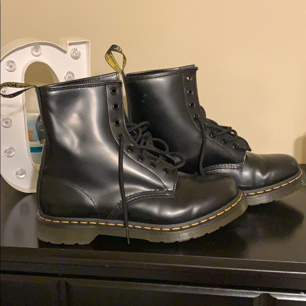 NWOT MATTE BLACK DOC MARTINS